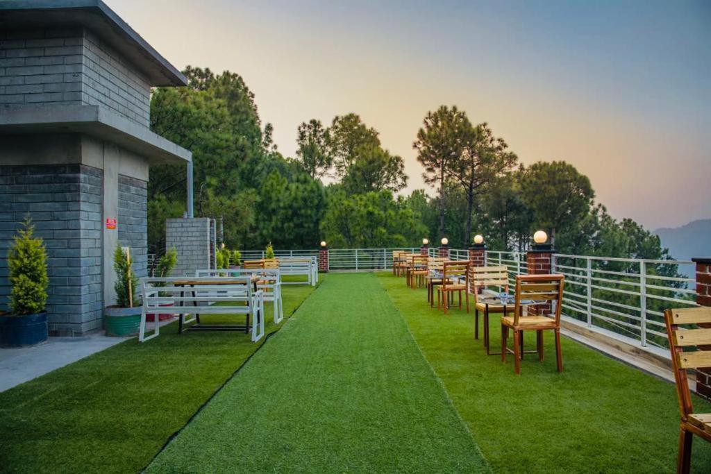 Hillcrest Heights Bed and Breakfast Kasauli Exteriör bild